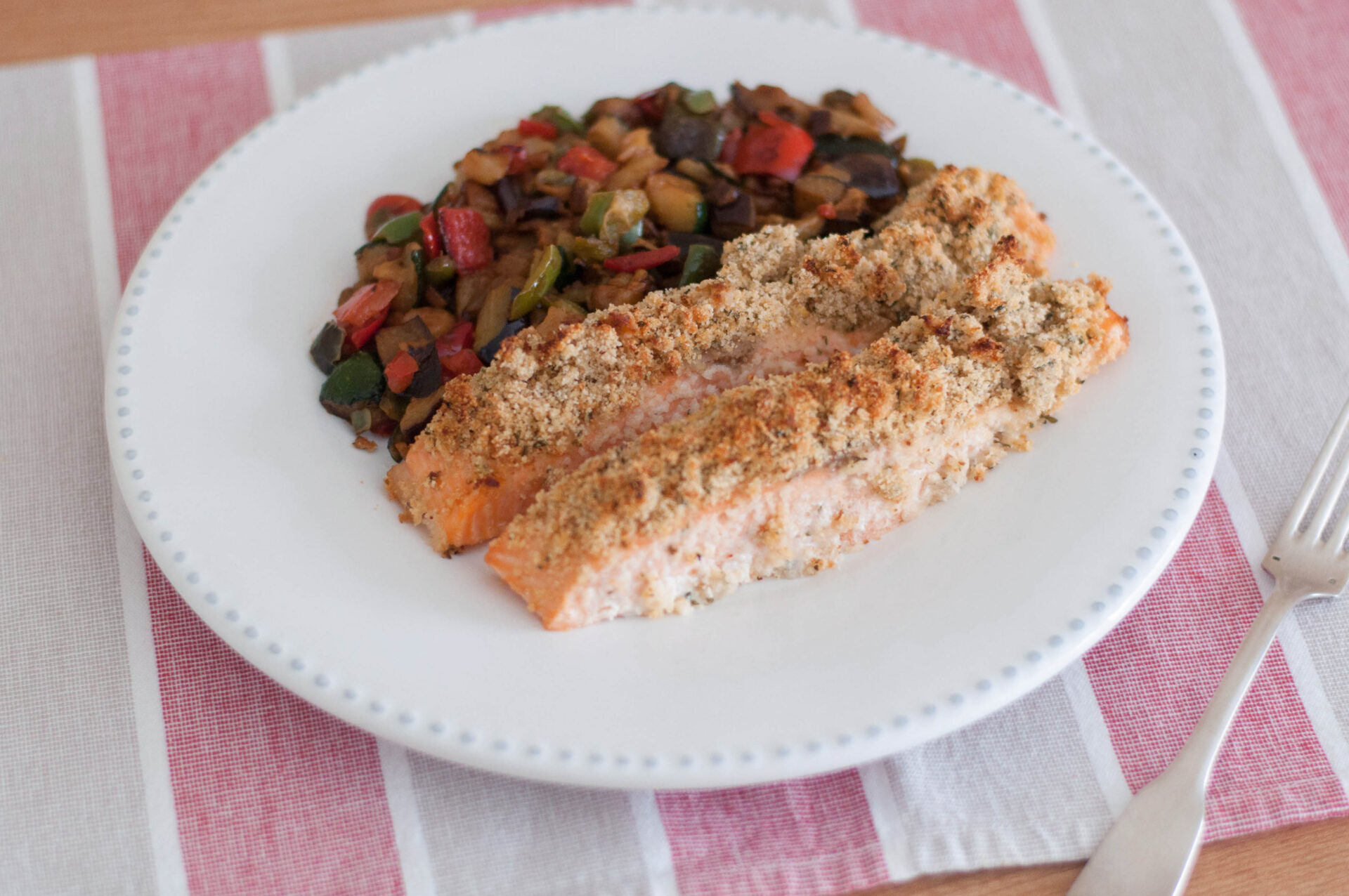 salmon-con-costra-de-mostaza-con-verduras-y-setas-2021-08-11-salmon-con-costra-de-mostaza-con-verduras-y-setas