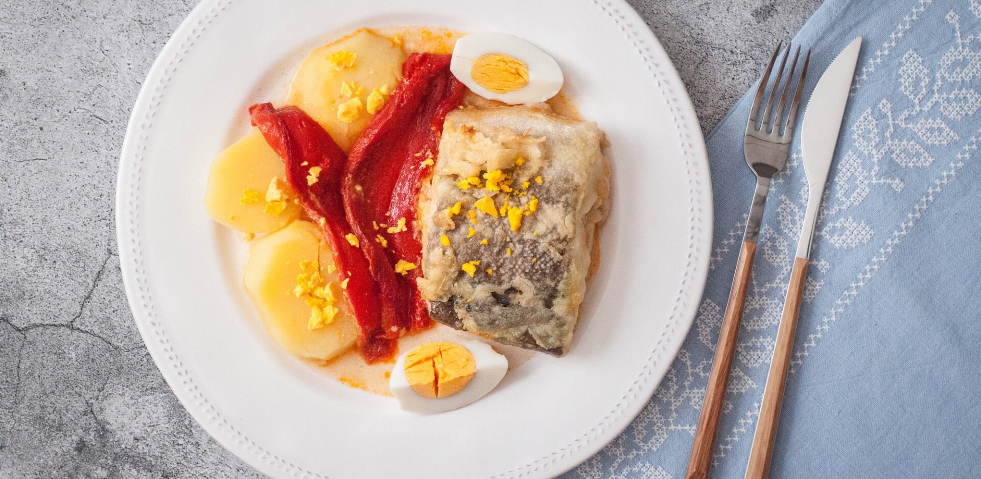 Bacalao al horno con pimientos asados